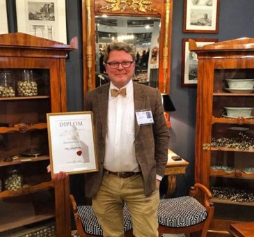 Niklas Helms som driver antikvitetshandel i Vassunda är Årets antikhandlare. Han fick priset i samband med Antikmässan i helgen som gick.